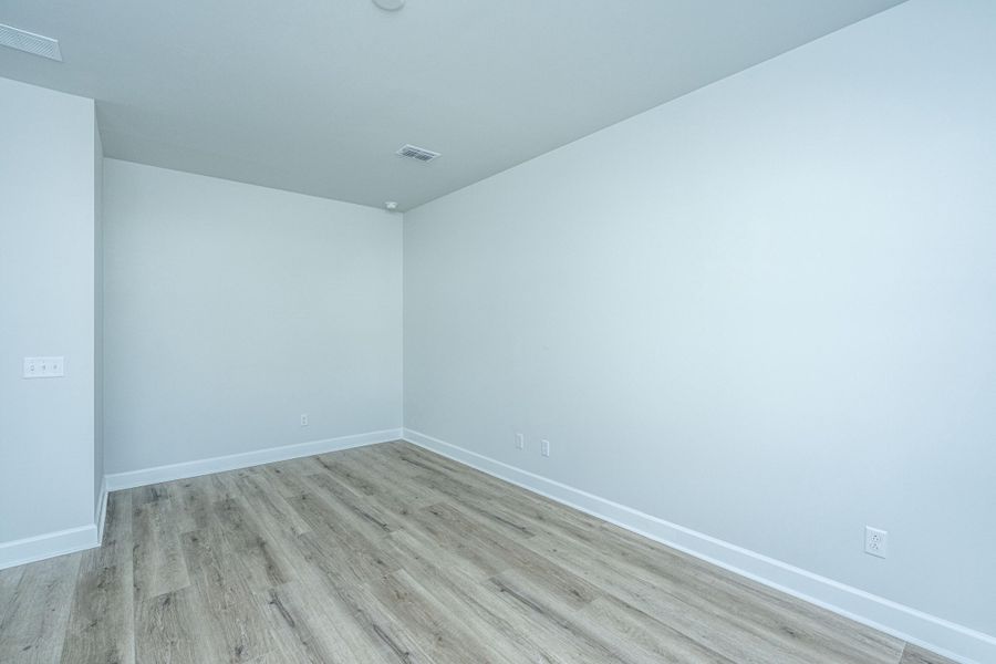 Spacious, unfurnished interior of a new home in Cedar Glen Preserve, Huger (Image 32).