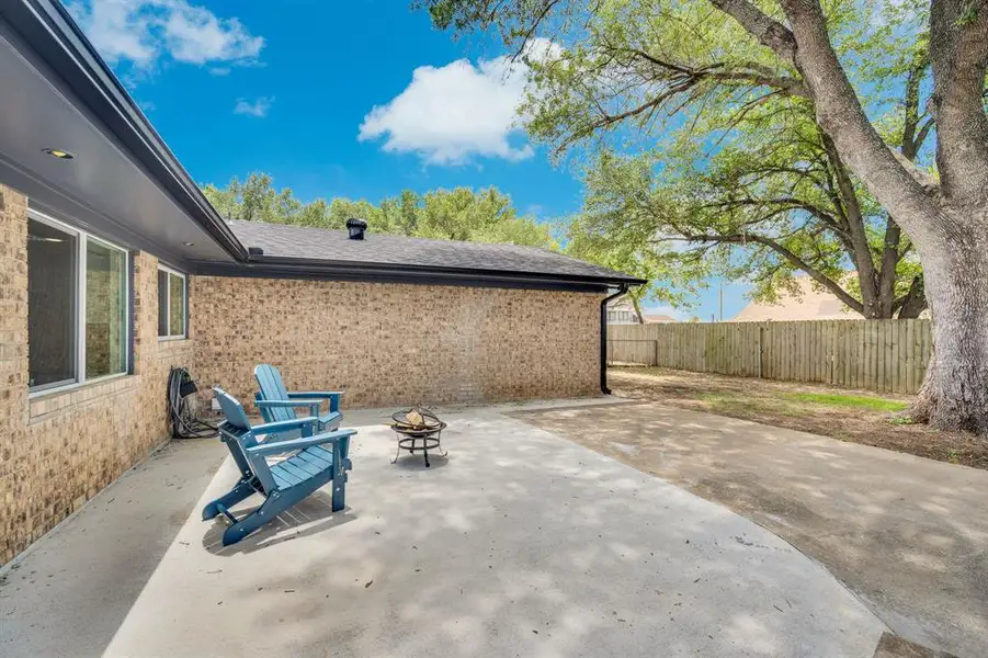 Exterior details and patio area of a home in , Waxahachie (Image 3).