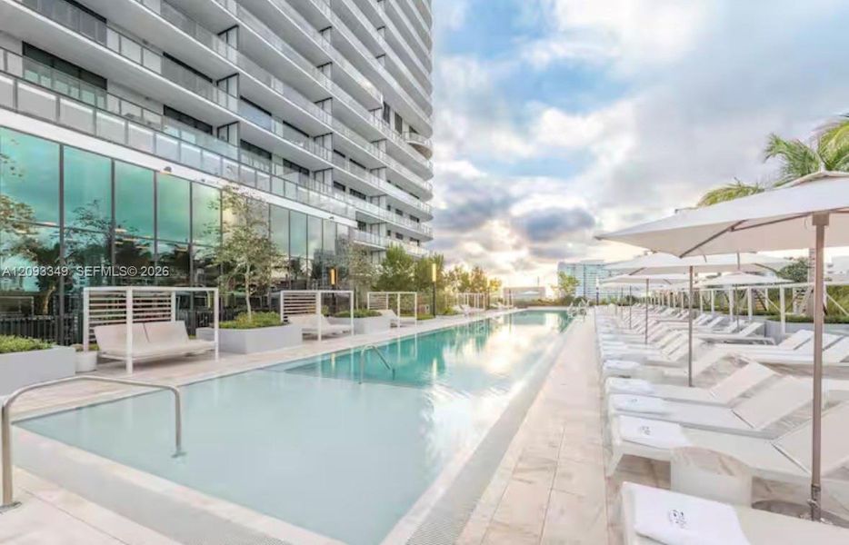 Condo located in Miami Beach, FL showcasing its design and architecture (Image 21).