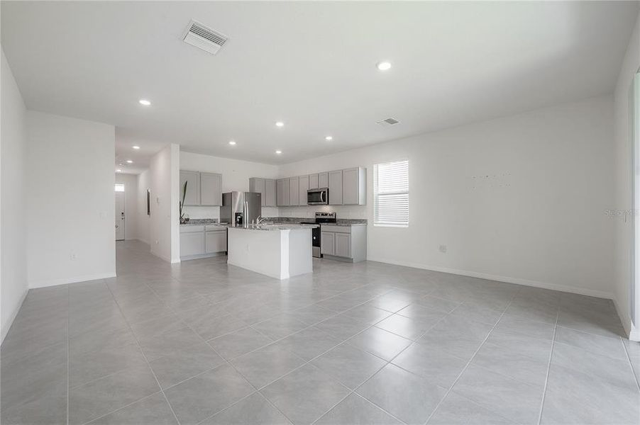 Spacious, unfurnished interior of a new home in , Wimauma (Image 25).