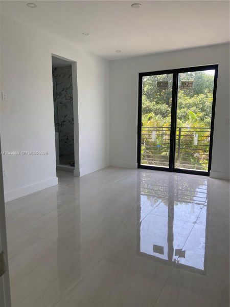 Spacious, unfurnished interior of a new home in , Miami (Image 5).