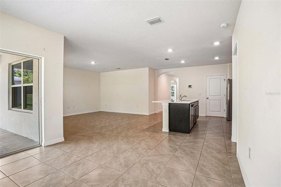 Spacious, unfurnished interior of a new home in Lake Diamond, Ocala (Image 34).
