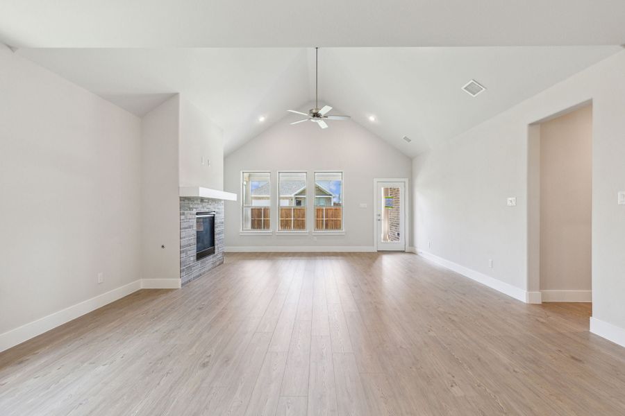 Spacious, unfurnished interior of a new home in Dove Hollow, Waxahachie (Image 22).