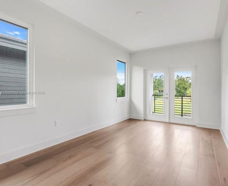 Spacious, unfurnished interior of a new home in , Davenport (Image 10).