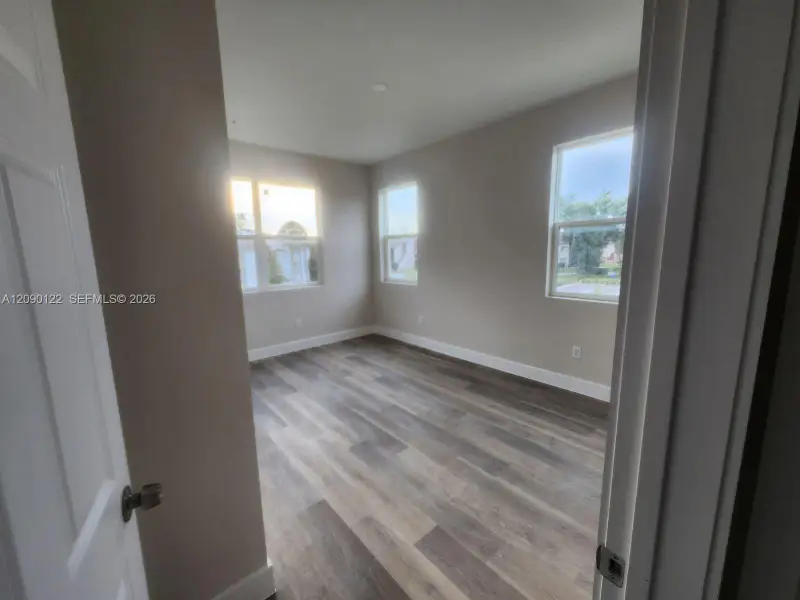Spacious, unfurnished interior of a new home in , Orlando (Image 5).
