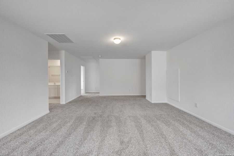 Spacious, unfurnished interior of a new home in Mesquite Ridge, San Antonio (Image 27).