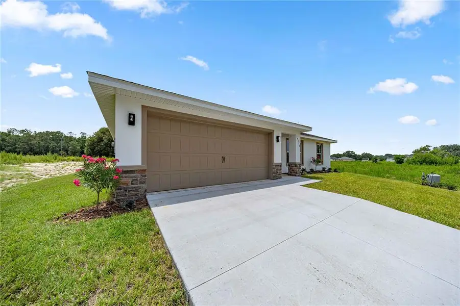 Exterior details and patio area of a home in , Ocala (Image 15). Exterior details and patio area of a home in , Ocala (Image 15).