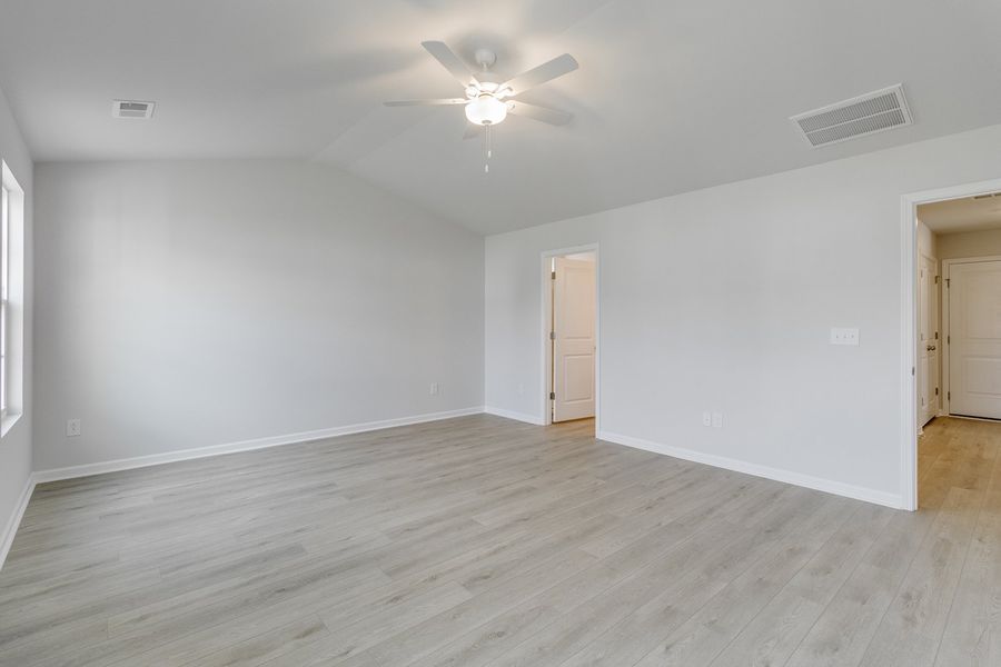 Spacious, unfurnished interior of a new home in Winston Point, Gilbert (Image 23).