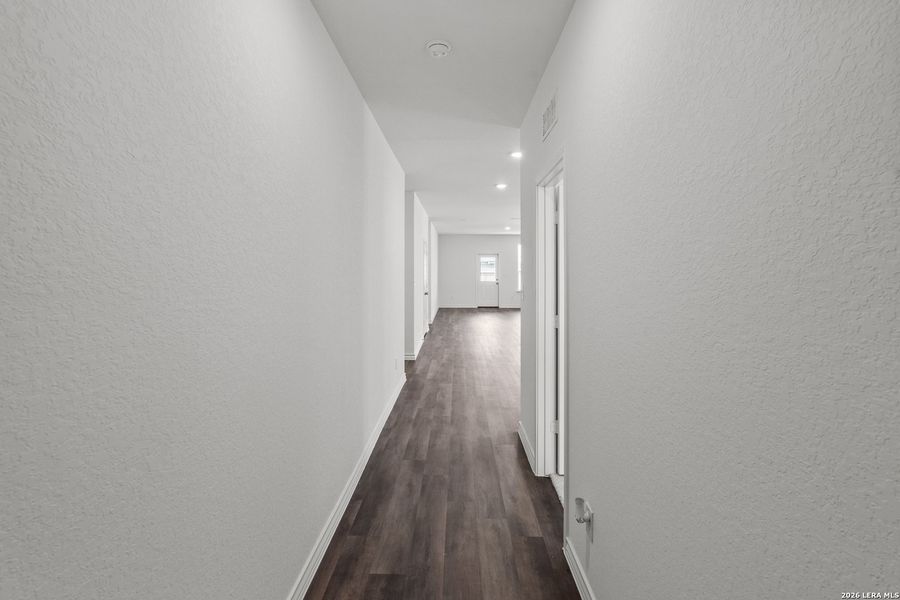 Spacious, unfurnished interior of a new home in Cinco Lakes, San Antonio (Image 22).