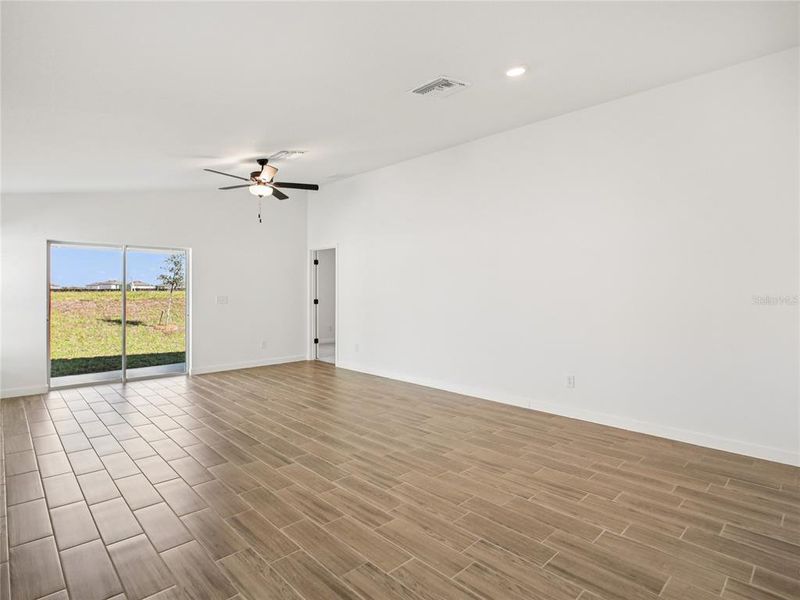 Spacious, unfurnished interior of a new home in Trilby Crossing, Brooksville (Image 5).