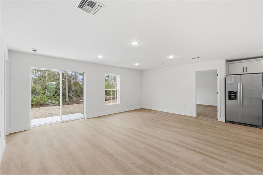 Spacious, unfurnished interior of a new home in , Sebring (Image 20).