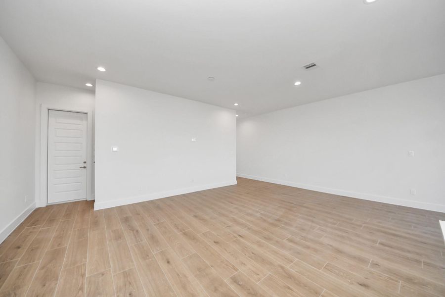 Spacious, unfurnished interior of a new home in Piccolina, Houston (Image 29).