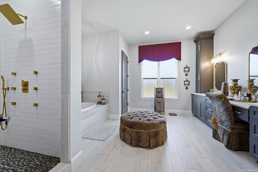 Furnished interior view inside a new home in , Runge (Image 20).