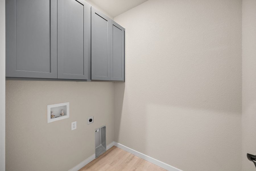 Spacious, unfurnished interior of a new home in Trails at Aspen Ridge-3, Colorado Springs (Image 20).