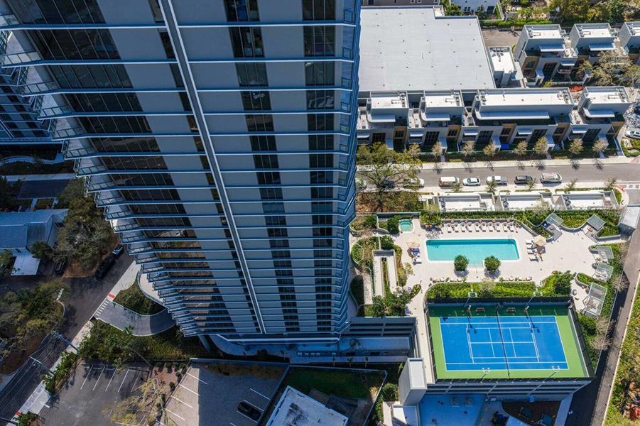 Condo located in Tampa, FL showcasing its design and architecture (Image 50).