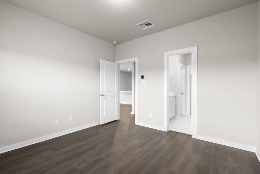 Spacious, unfurnished interior of a new home in Creekhaven, Rosharon (Image 10).