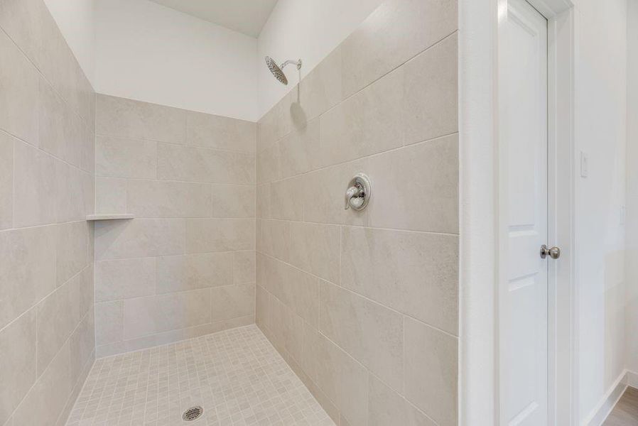 Bathroom featuring tiled shower Bathroom featuring tiled shower