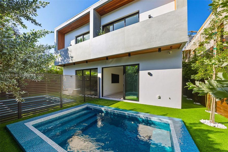 Exterior details and patio area of a home in , Miami (Image 72).
