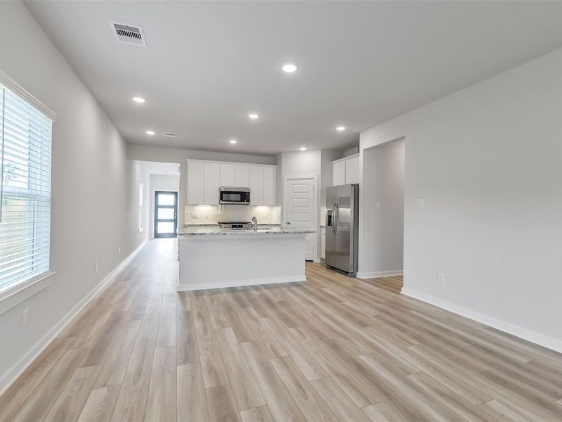 Spacious, unfurnished interior of a new home in Caney Creek Place, Conroe (Image 22).