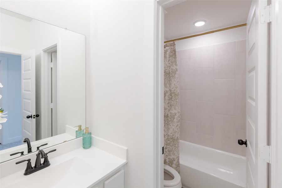 Shower-tub combo off of the dual vanities