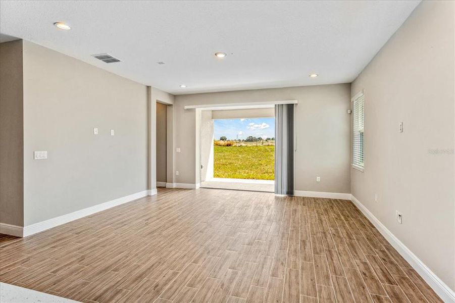 Spacious, unfurnished interior of a new home in , Winter Garden (Image 23).