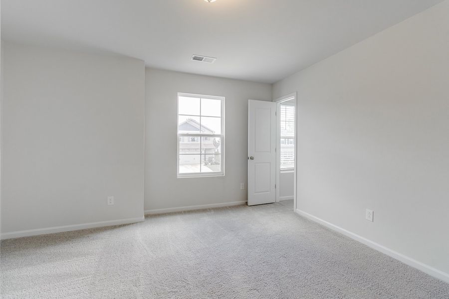 Spacious, unfurnished interior of a new home in Bluefield, Lexington (Image 21).