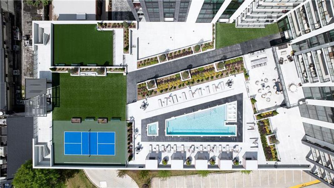 Condo located in Atlanta, GA showcasing its design and architecture (Image 36).