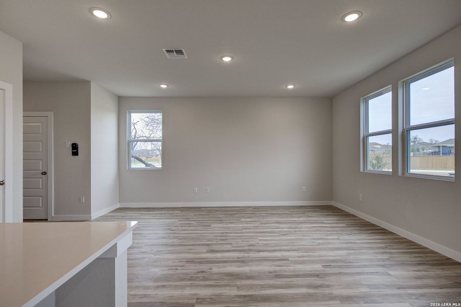 Spacious, unfurnished interior of a new home in Mesa Vista, San Antonio (Image 19).