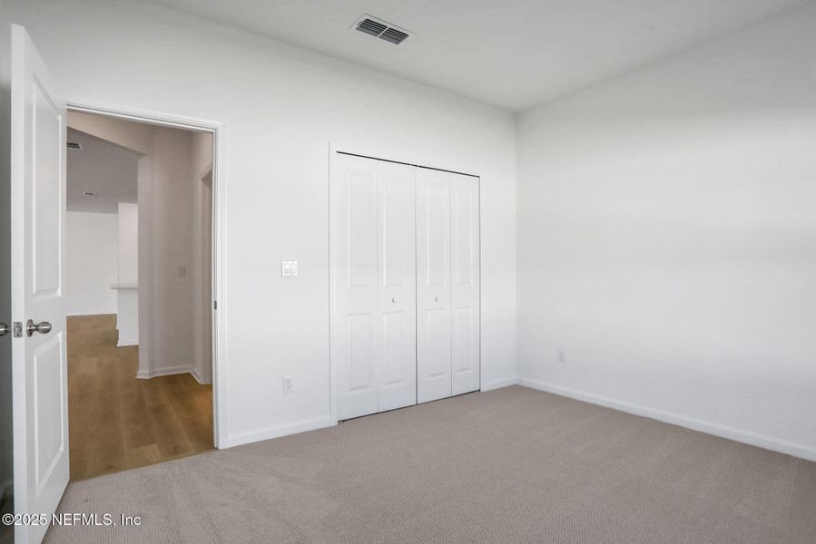 Spacious, unfurnished interior of a new home in Jennings Farm, Middleburg (Image 31).