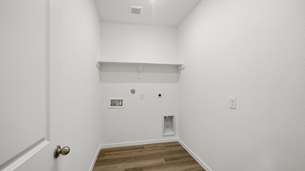 Spacious, unfurnished interior of a new home in Sunterra Lakes, Brookshire (Image 16). Spacious, unfurnished interior of a new home in Sunterra Lakes, Brookshire (Image 16).