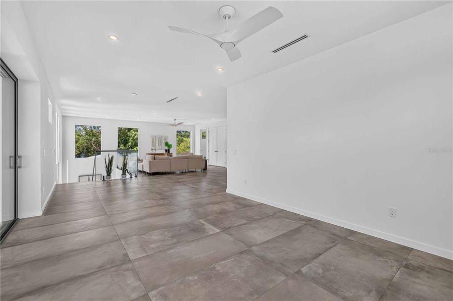 Spacious, unfurnished interior of a new home in , Sarasota (Image 21).