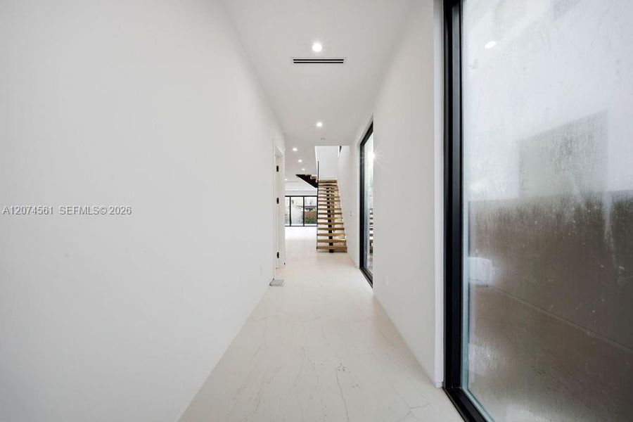 Spacious, unfurnished interior of a new home in , Fort Lauderdale (Image 26).