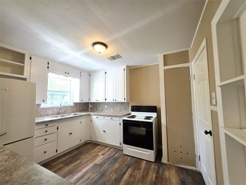 Furnished interior view inside a new home in , Brownwood (Image 4).