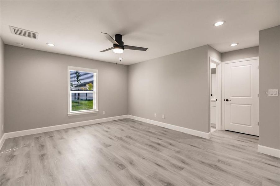 Spacious, unfurnished interior of a new home in , Cape Coral (Image 19).
