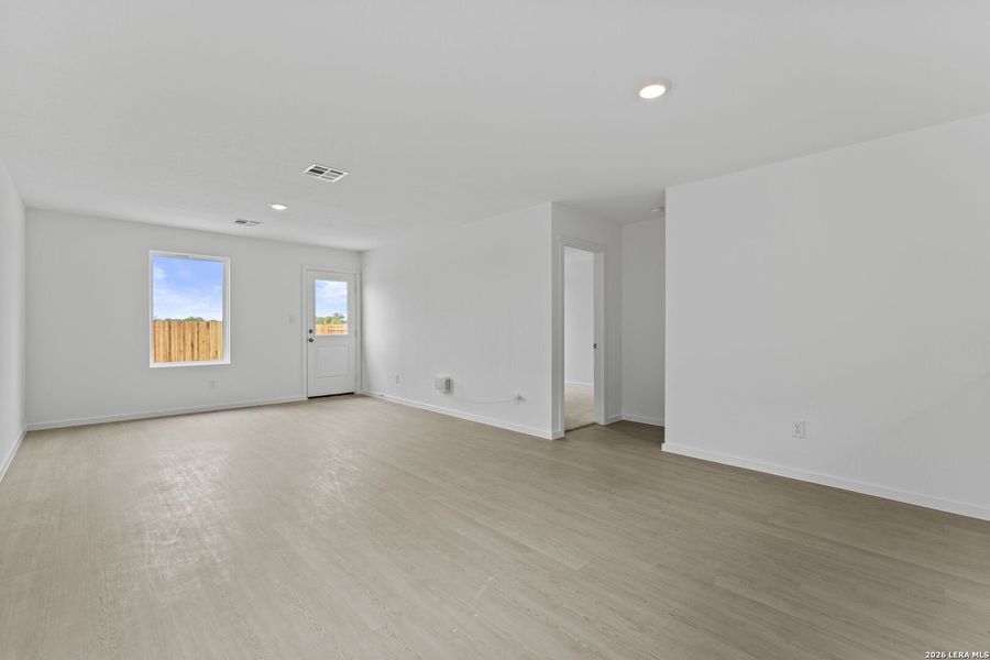 Spacious, unfurnished interior of a new home in Spring Grove, San Antonio (Image 10).