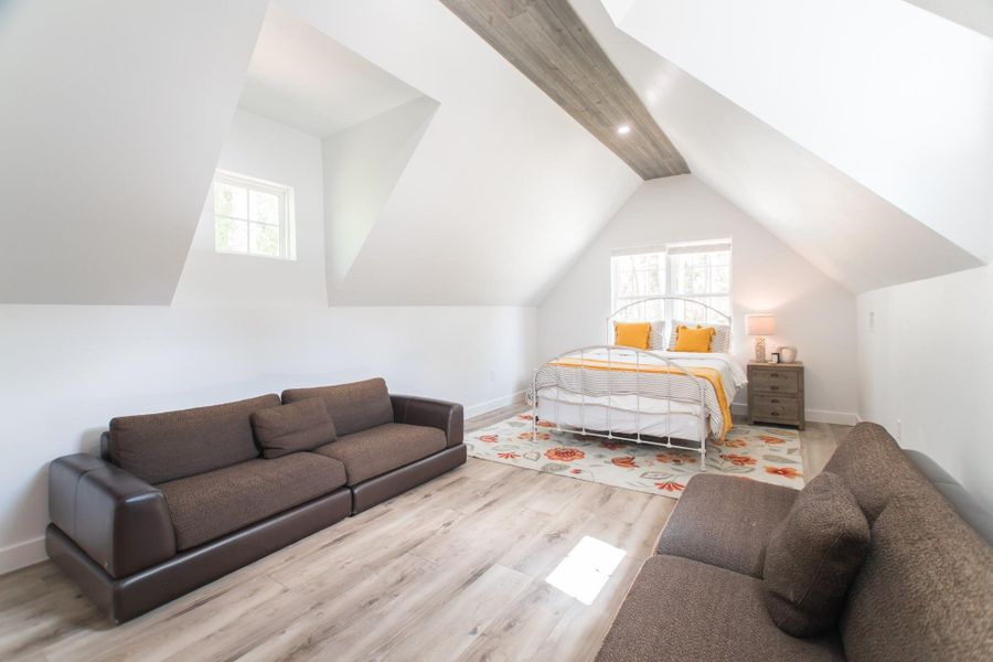 Spacious Upstairs Room, Ideal for Entertainment or Relaxation Spacious Upstairs Room, Ideal for Entertainment or Relaxation