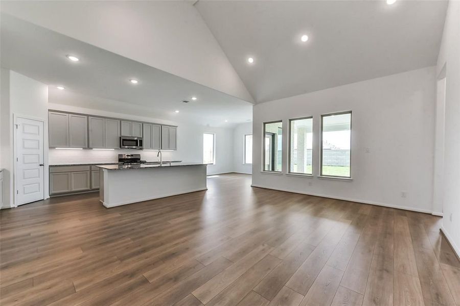 Spacious, unfurnished interior of a new home in River Ranch Meadows, Dayton (Image 6).