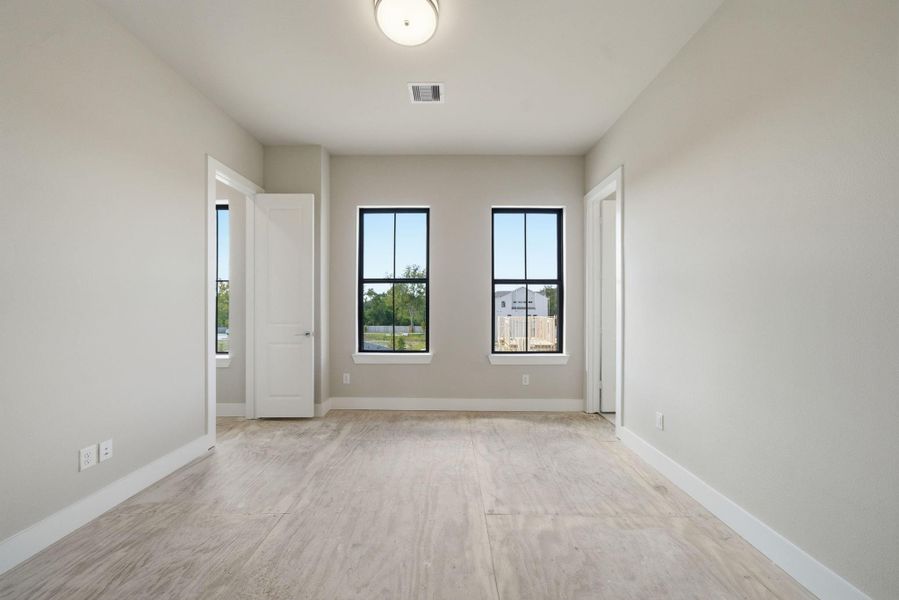 Spacious, unfurnished interior of a new home in Spring Valley Creek, Houston (Image 16).