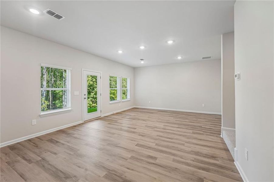 Spacious, unfurnished interior of a new home in Ivey Township, Dallas (Image 32).