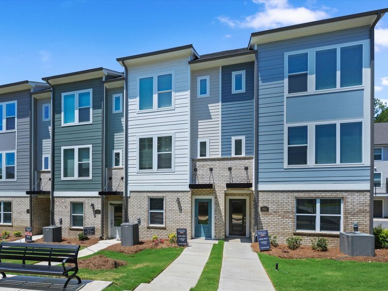 Condo located in Charlotte, NC showcasing its design and architecture (Image 4).