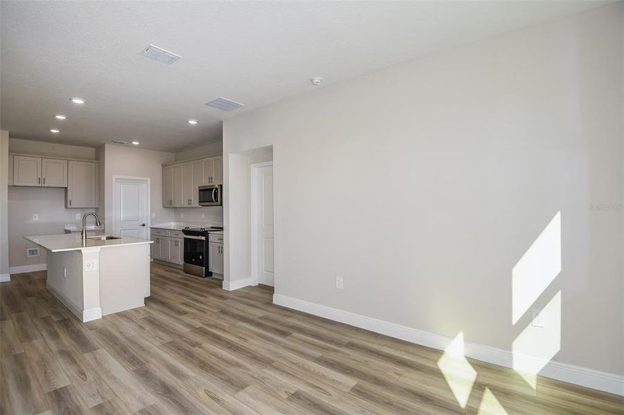 Spacious, unfurnished interior of a new home in Cherrywood Preserve, Ocala (Image 8).