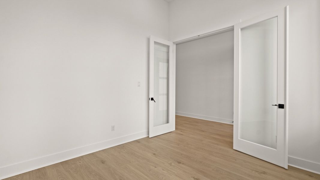 Spacious, unfurnished interior of a new home in Glynlea Country Club, Port St. Lucie (Image 20).