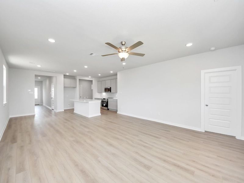 Spacious, unfurnished interior of a new home in Spring Branch Crossing, Conroe (Image 19).