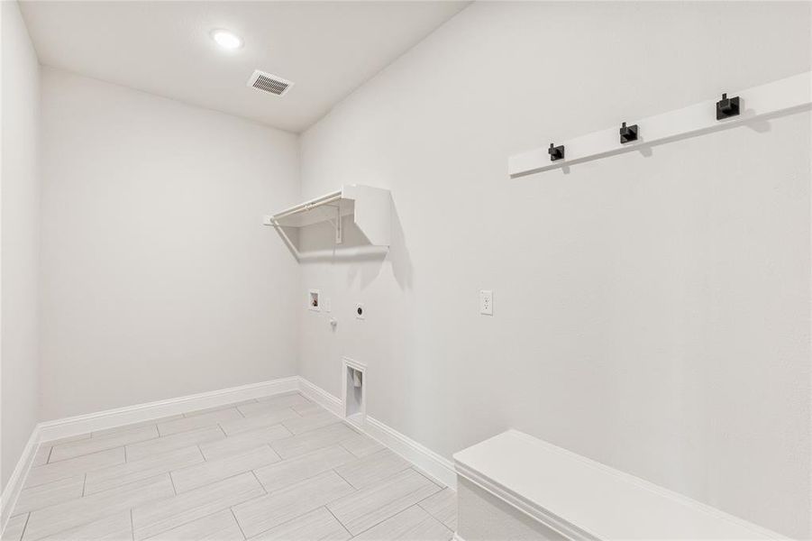 Spacious, unfurnished interior of a new home in Chaparral Park, Oak Point (Image 20). Spacious, unfurnished interior of a new home in Chaparral Park, Oak Point (Image 20).