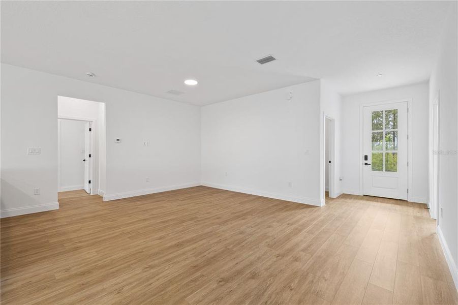 Spacious, unfurnished interior of a new home in , Citrus Springs (Image 36).
