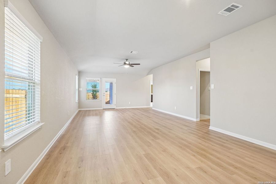 Spacious, unfurnished interior of a new home in Remington Ranch, San Antonio (Image 33).