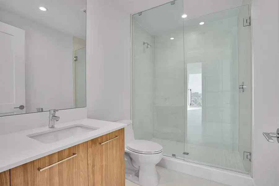 Hallway full bath