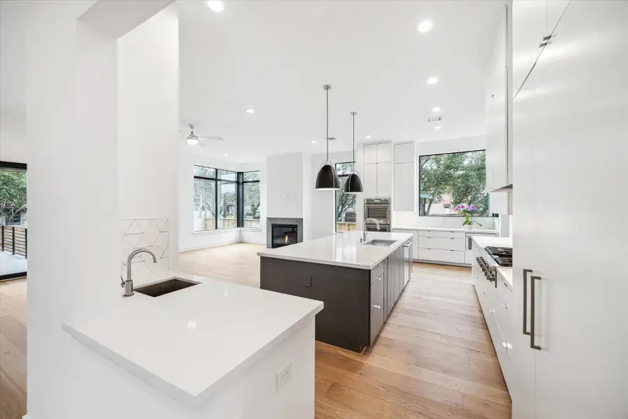 Wet bar or prep are with additional sink