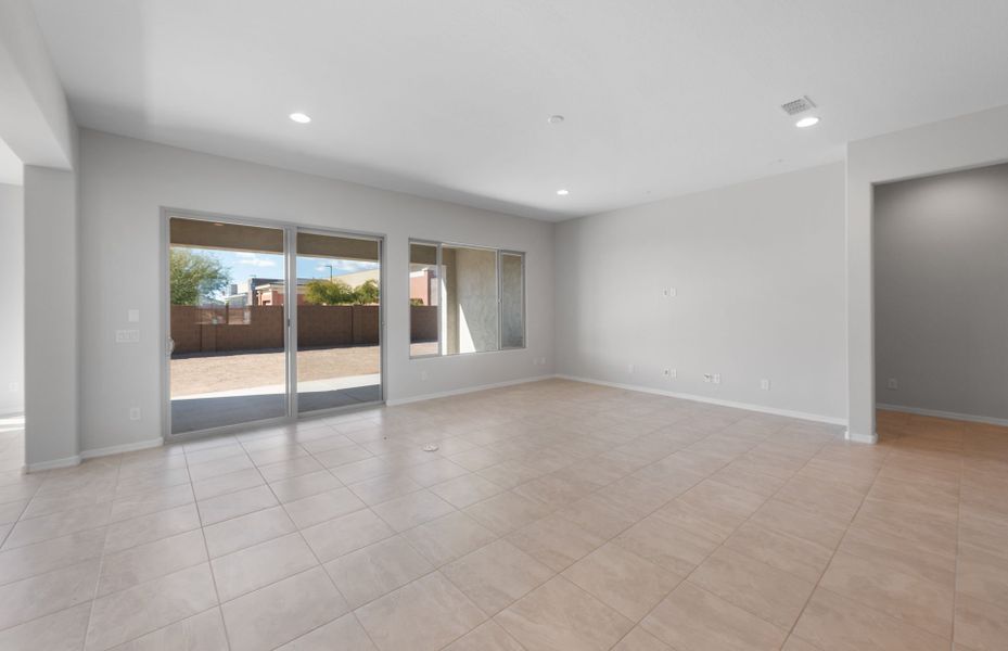 Spacious, unfurnished interior of a new home in Sun City Anthem at Merrill Ranch, Florence (Image 21).