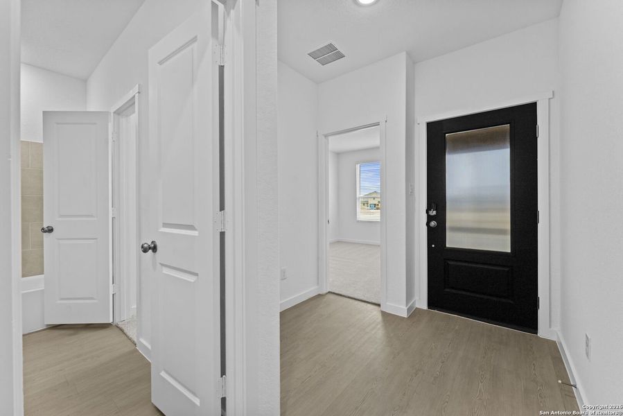 Spacious, unfurnished interior of a new home in Voss Farms, New Braunfels (Image 12).